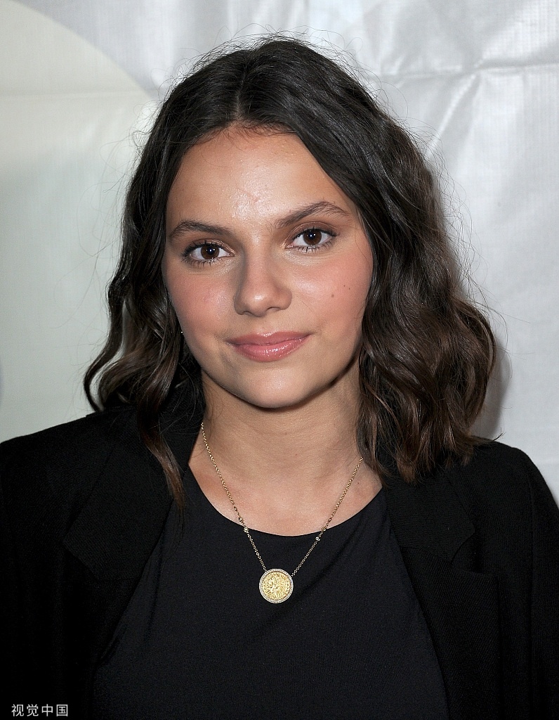 小狼女初长成!14岁达芙妮已亭亭玉立 zt