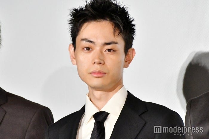 社区 娱乐圈组图:菅田将晖出席电影活动 短发西装清爽帅气