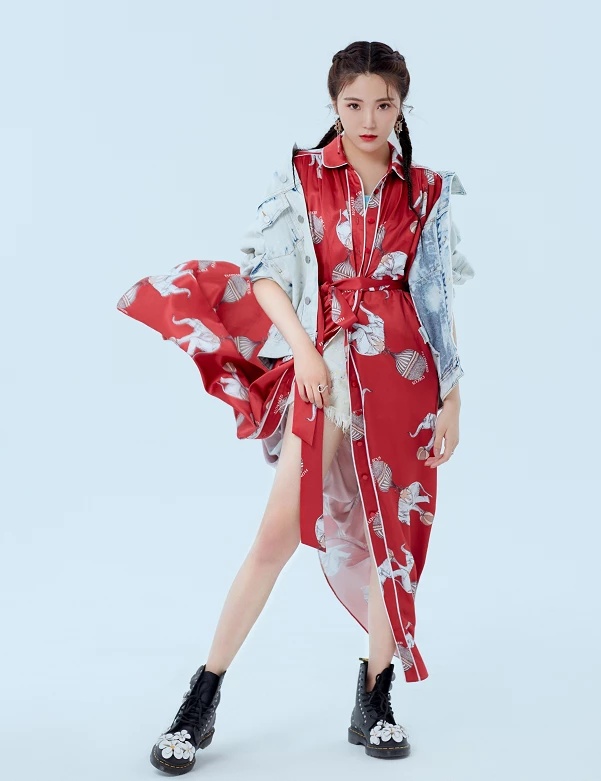 照片中她扎着两个鞭子,身穿红色长裙配牛仔外套,五官精致个性十足.
