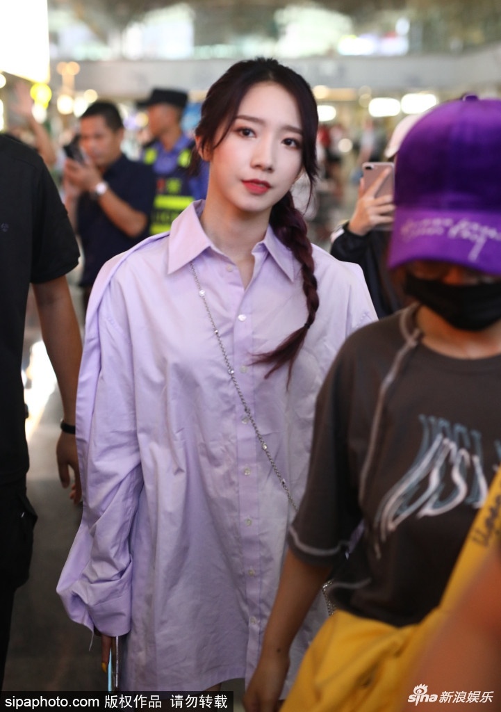 女神新照 孟美岐扎麻花辫现身机场 男友风衬衣什么水平 Zt 虎扑