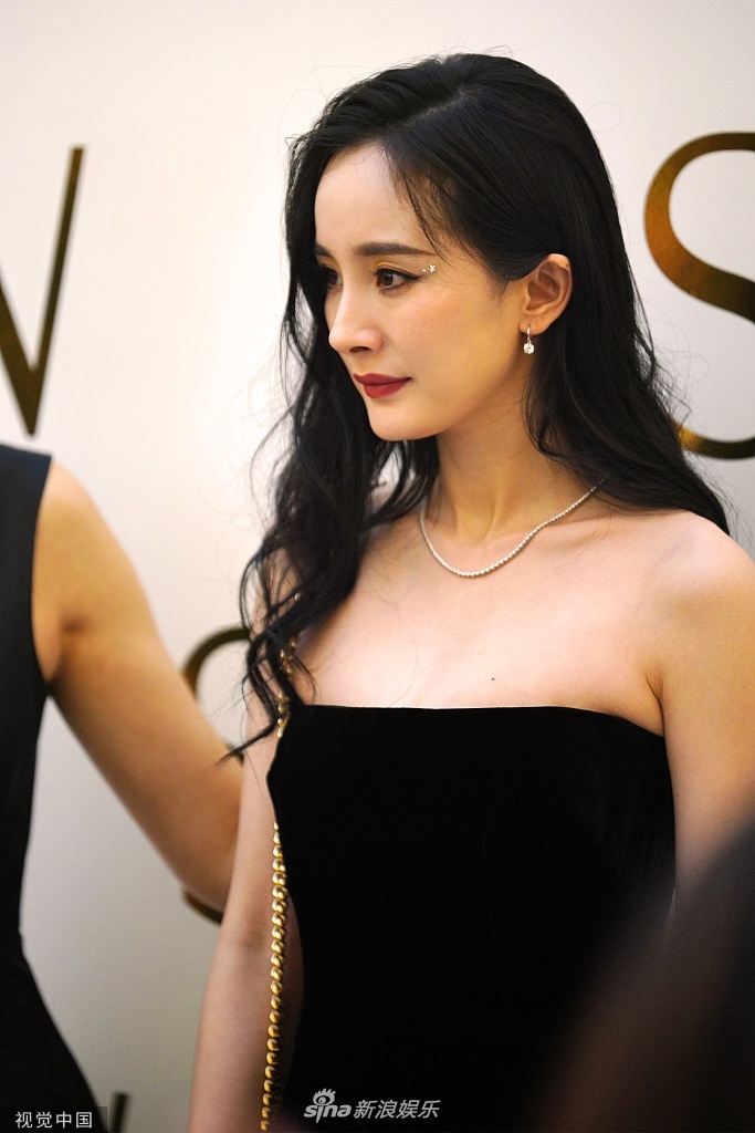 [女神新照] 杨幂的黑色抹胸短裙什么水平? zt_虎扑