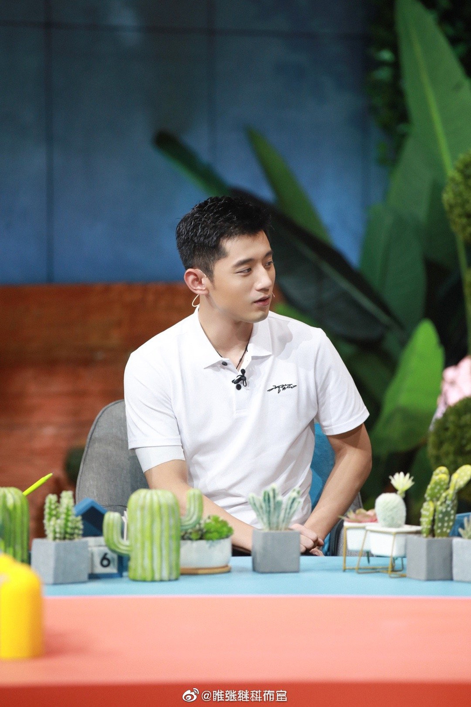 张继科简约装扮录节目帅气十足zt