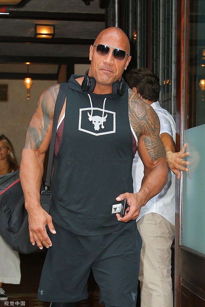 巨石强森身材完美仍坚持健身麒麟臂抢镜zt