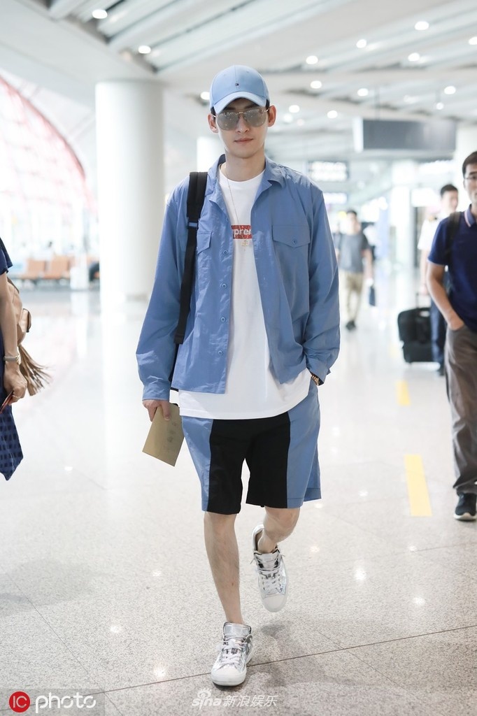 张翰度假归来,单手插兜走路姿势随意. zt