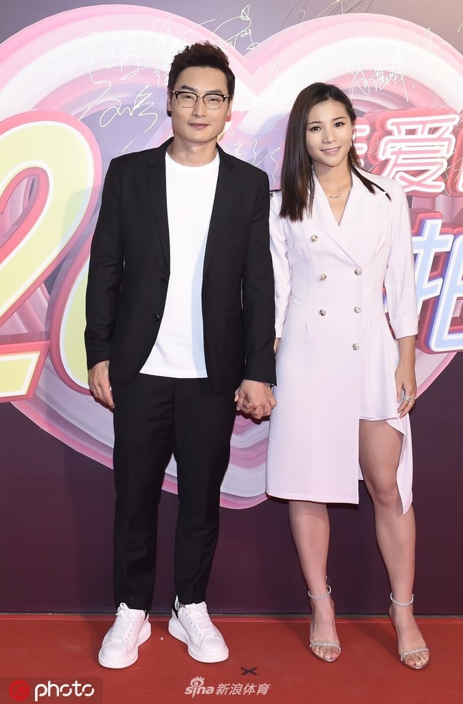 何姿,秦凯夫妇出席活动,十指紧扣大秀恩爱 zt