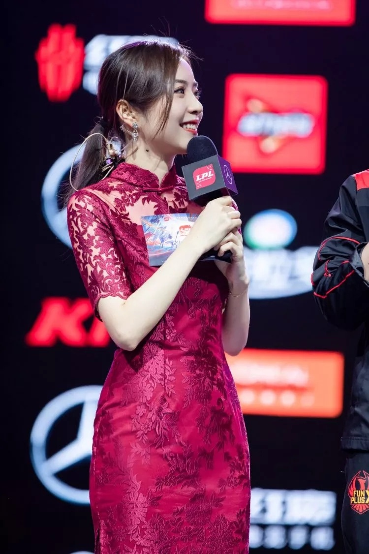 英雄联盟美女主持余霜进化史,中传清纯学霸变旗袍氧气美女 zt