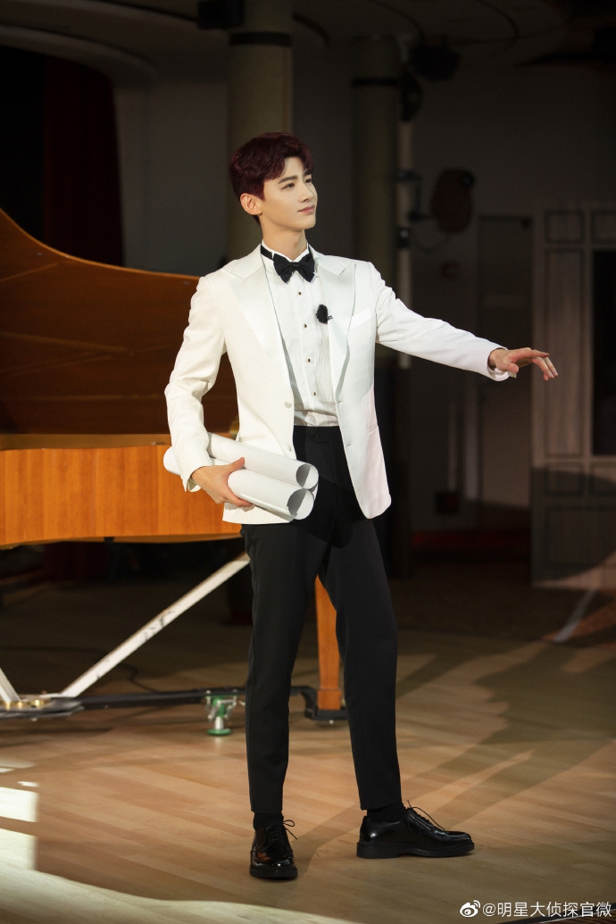 get新技能白敬亭跪地弹钢琴表情夸张逗趣zt