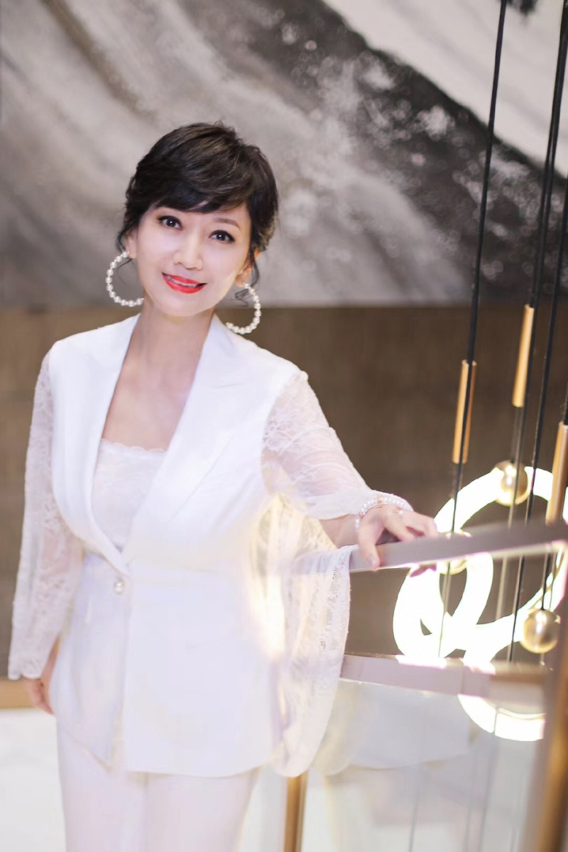 赵雅芝纯白蕾丝套装配白耳饰现身 zt