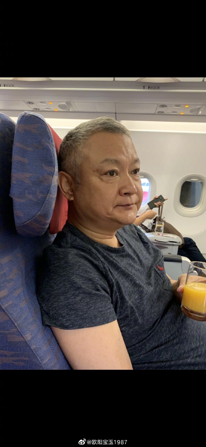 87版"贾宝玉"近照曝光,56岁头发花白精气神十足 zt