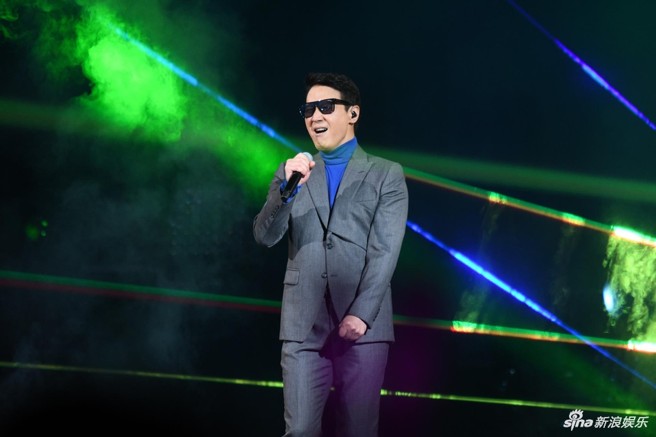 黎明身穿灰色西装台北开唱妹子贴身热舞助阵什么水平