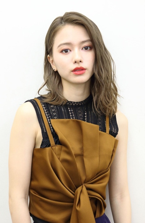 山本舞香出演《东京食尸鬼》,穿棕色无袖上衣接受采访 zt