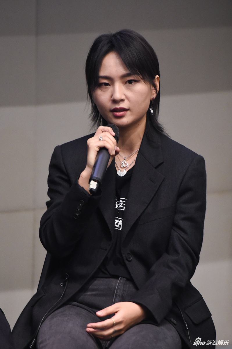 周笔畅一身黑西装出席月相艺术展开幕式zt