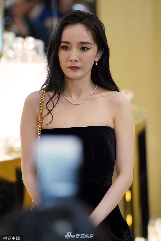 [女神新照] 杨幂的黑色抹胸短裙什么水平? zt_虎扑