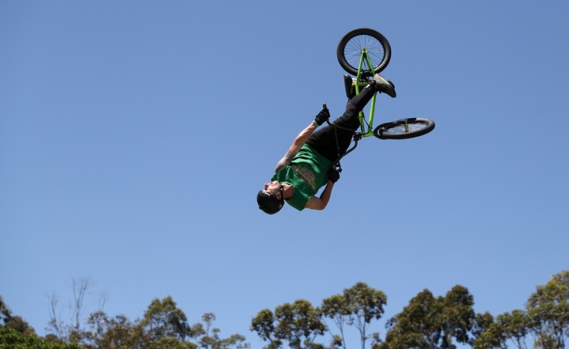 小轮车极限表演助力冒险游乐场 zt