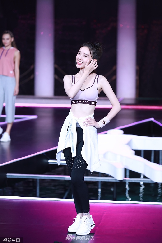 唐艺昕婚后首营业!穿运动内衣清凉走秀满面春风 zt