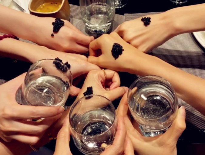 吴佩慈与闺蜜聚餐吃万元鱼子酱,无名指戒指抢镜被疑已完婚 zt