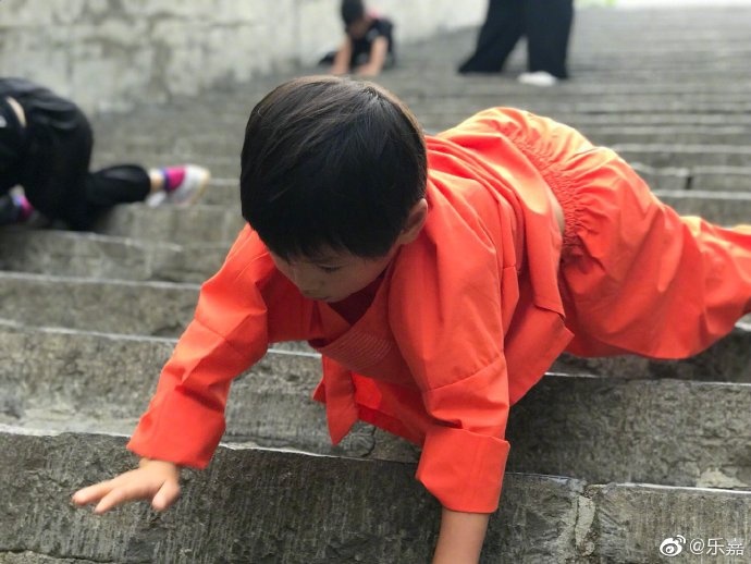 乐嘉再送6岁半女儿去少林寺,灵儿扎马步一脸委屈惹人疼 zt