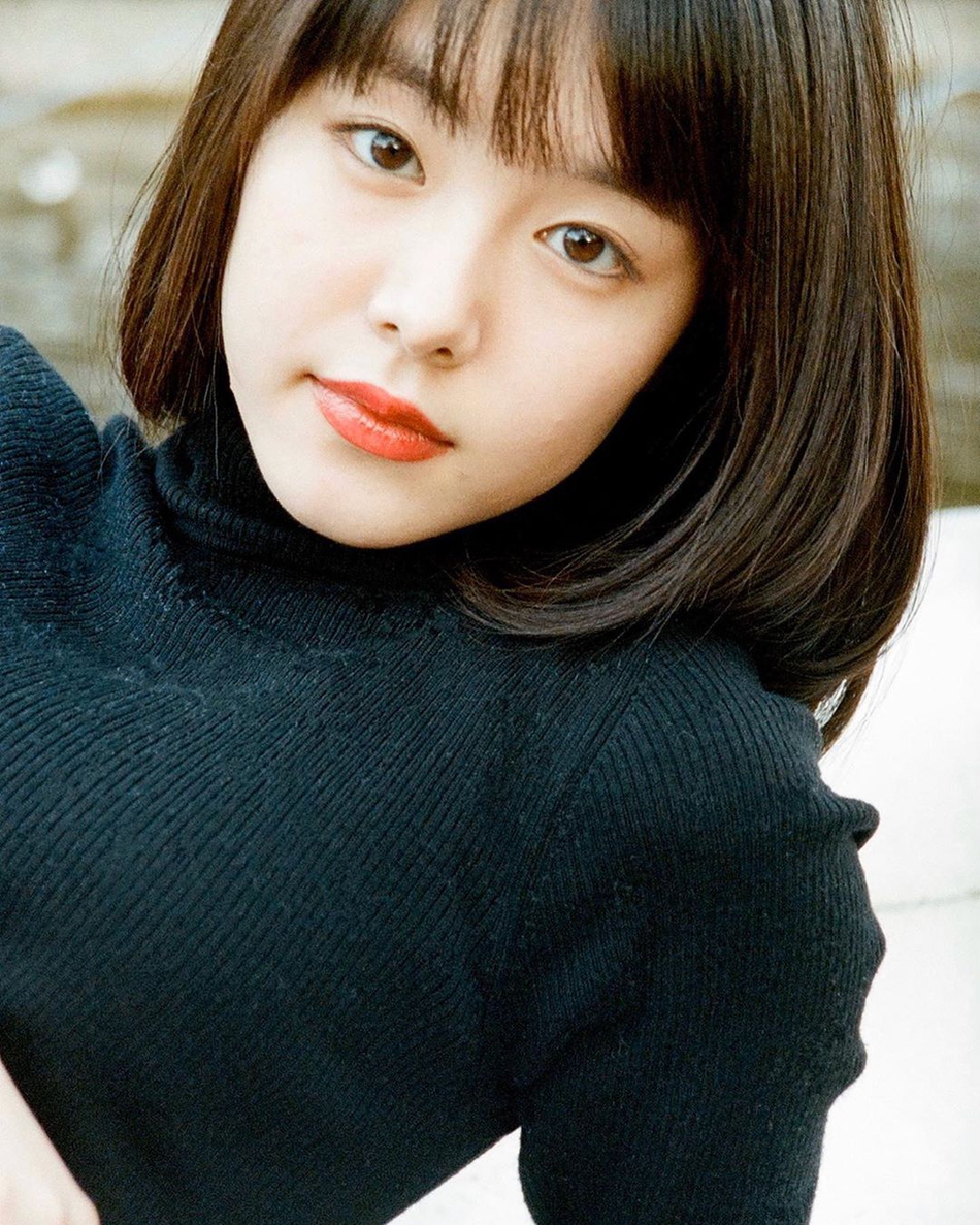 唐田英里佳自拍黑色打底服尽显纤细身材这波什么水平zt