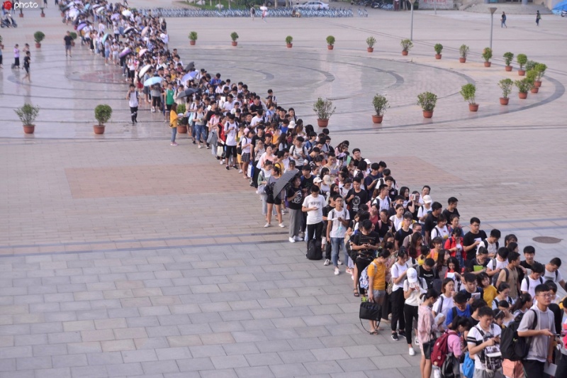 一座难求,考研学生图书馆前排百米长队 zt