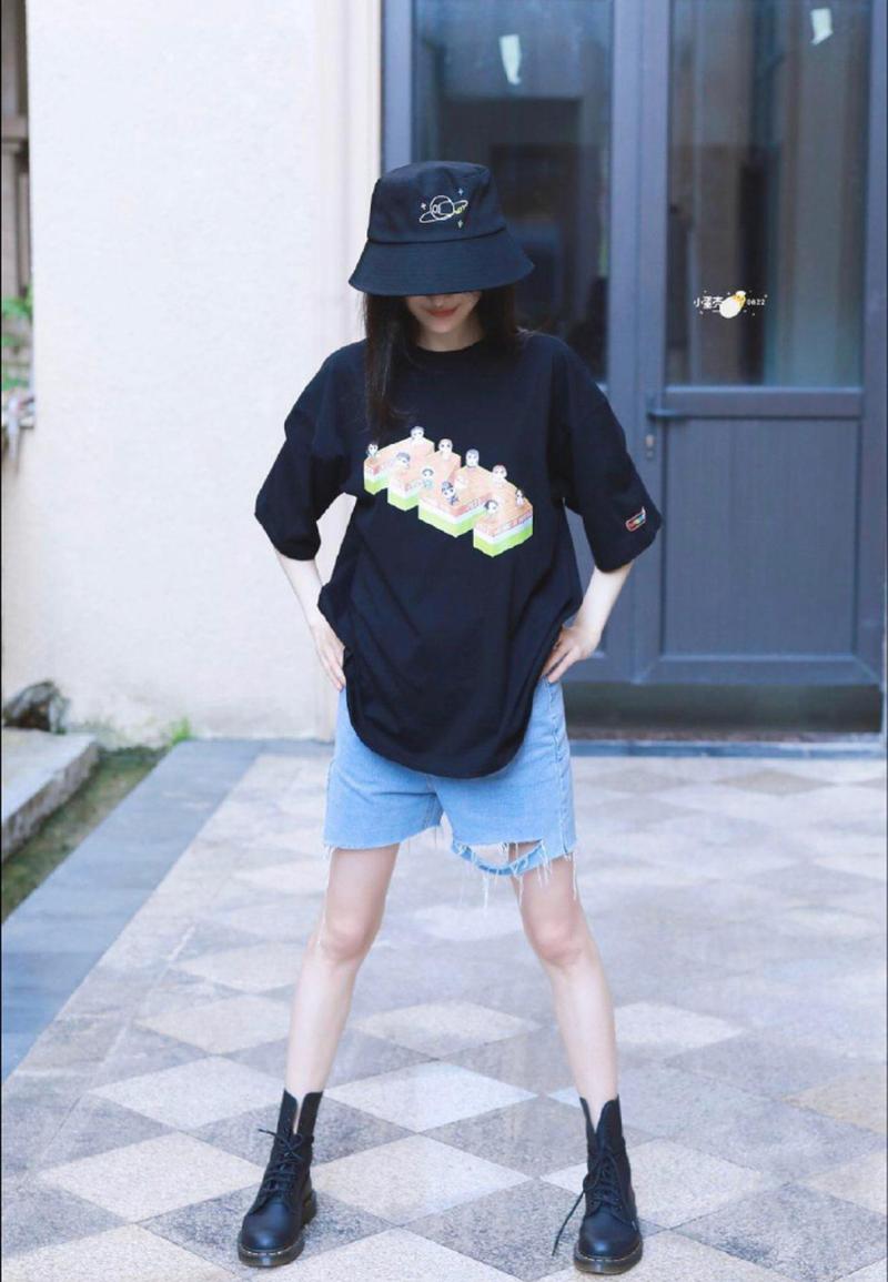 [女神新照]郑爽黑t牛仔短裤搭渔夫帽出镜,笑容灵动俏皮细长腿吸睛 zt