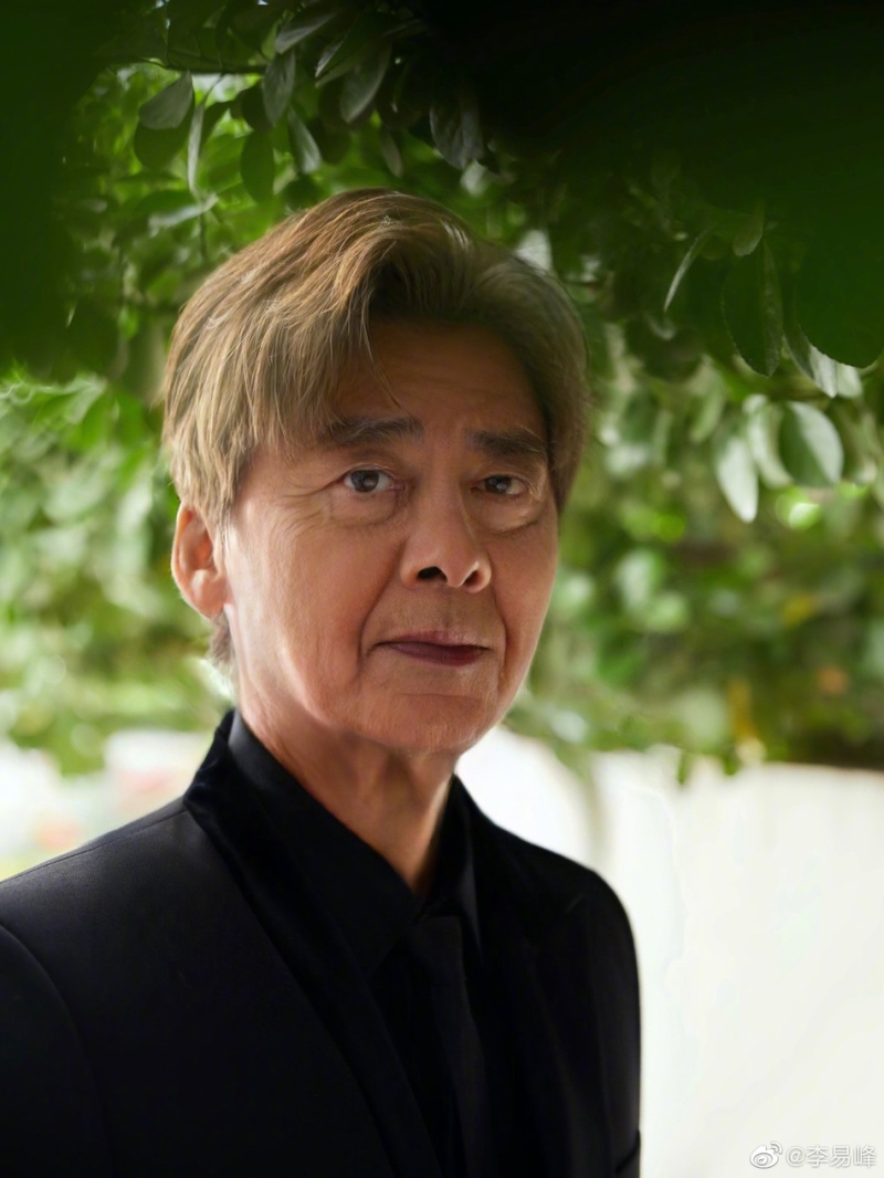 李易峰发微博晒老年妆,调侃大龄还能否打篮球 zt