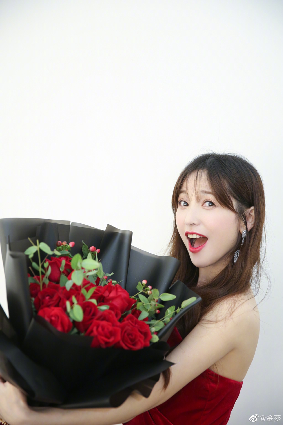 [女神新照]金莎一身红裙参加偶像vitas演唱会,你觉得怎么样? zt