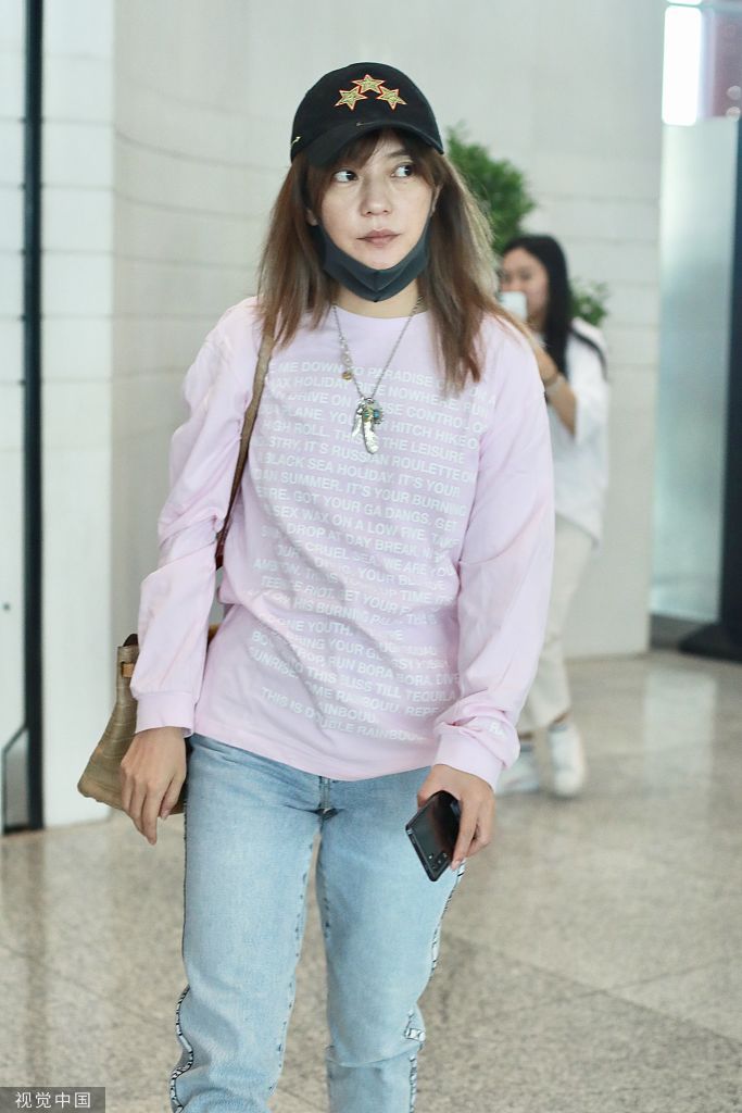 [女神新照]赵薇亮相机场,这波你怎么看? zt