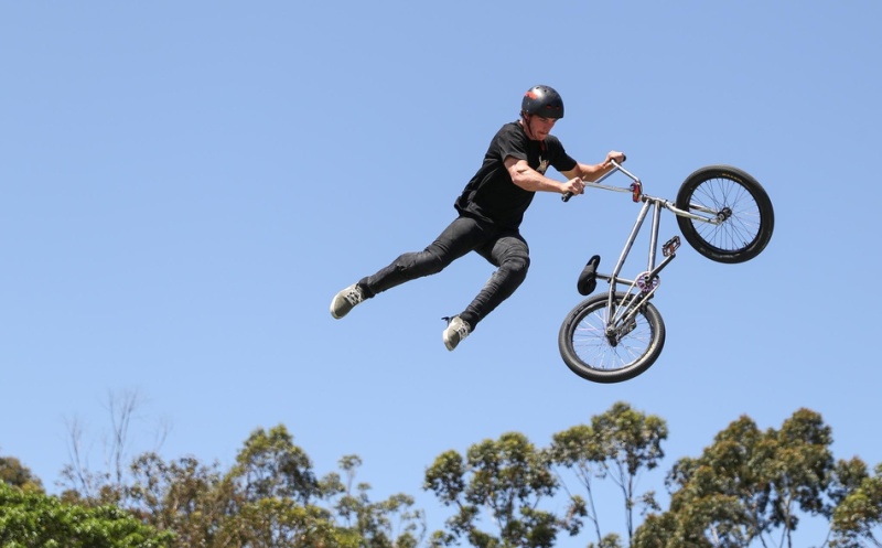 小轮车极限表演助力冒险游乐场 zt