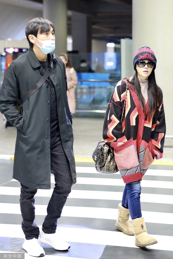 伊能静秦昊现身机场,夫妻俩并排走现最萌身高差 zt