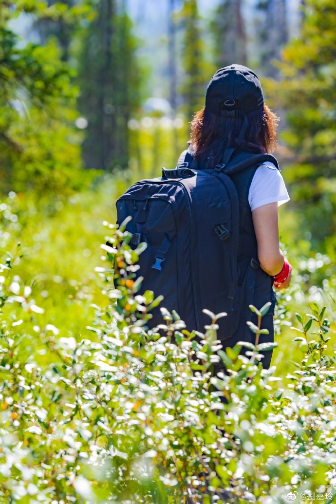 [女神新照]刘嘉玲全黑运动穿搭登山照,这组穿搭什么水平? zt