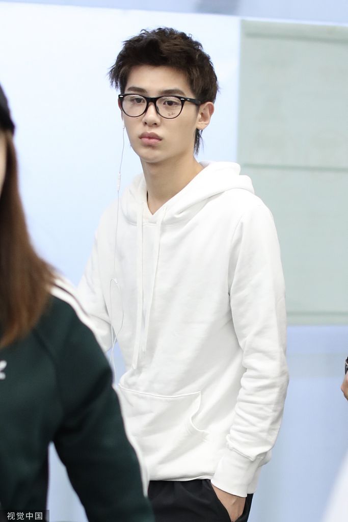 黄明昊短发造型素颜亮相,什么水平? zt