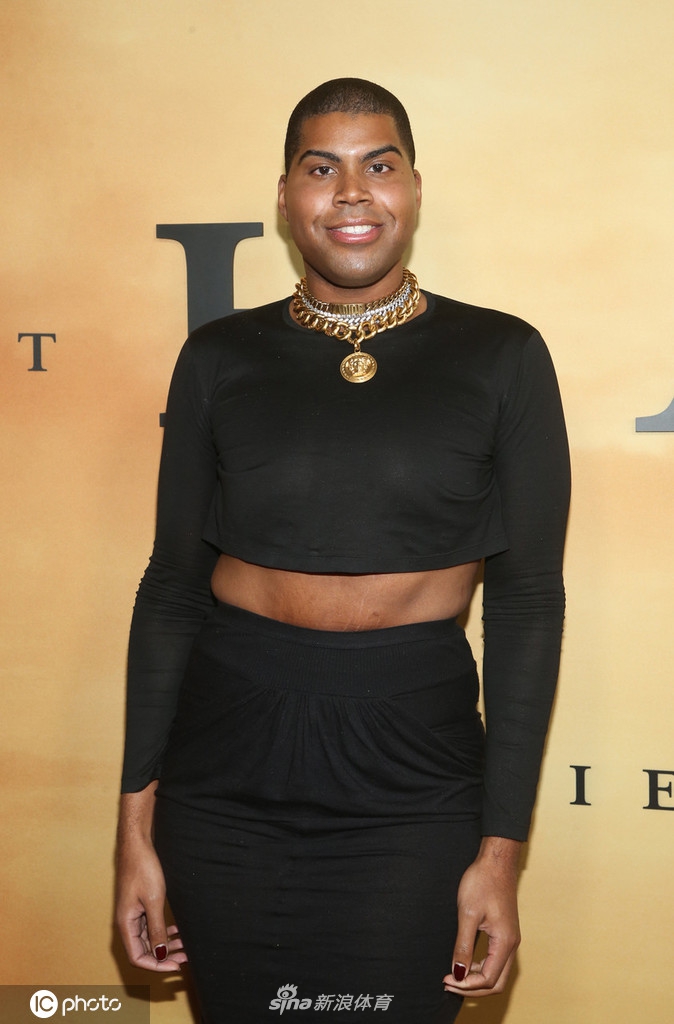 ej酱亮相电影首映仪式露腰礼服全黑lookzt