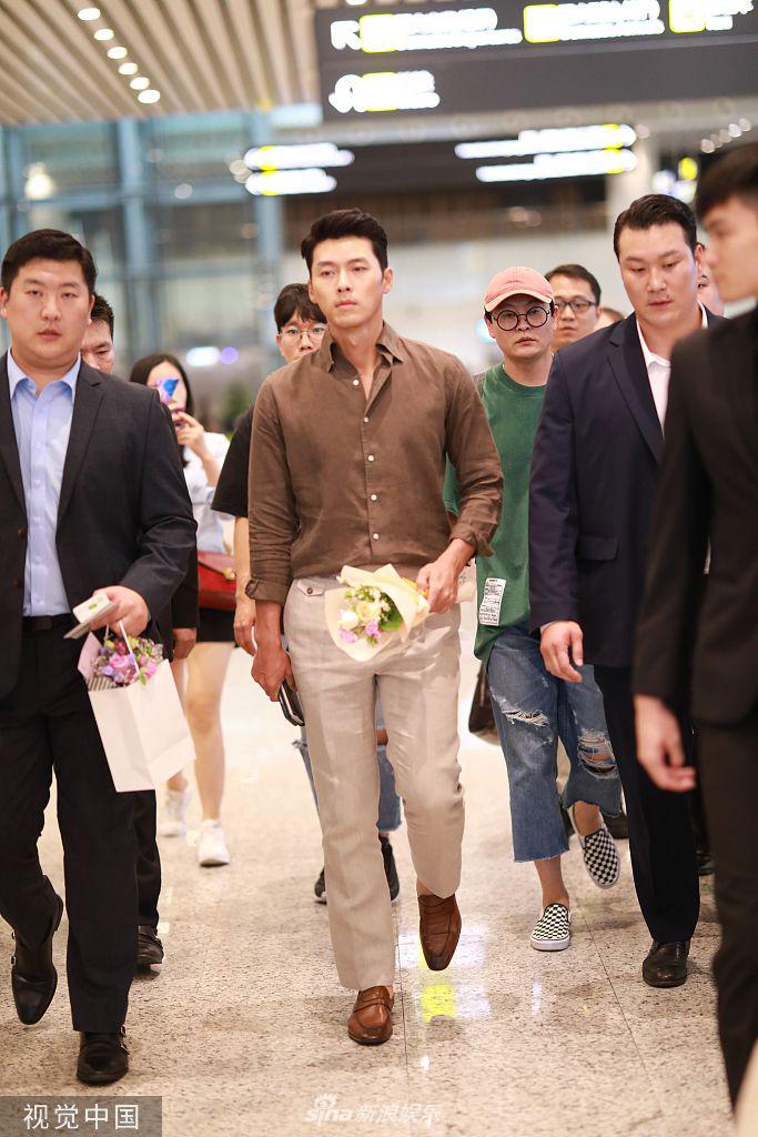 玄彬空降广州男神范尽显手拿鲜花向粉丝挥手问好zt