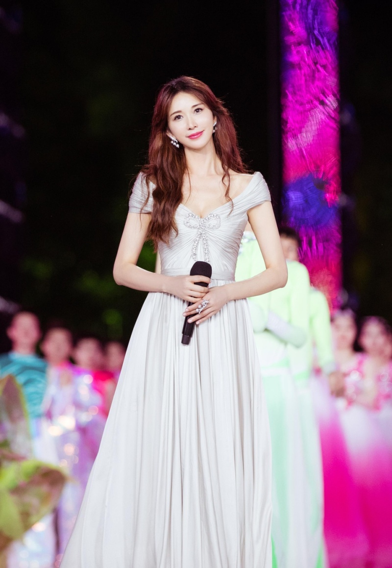 [女神新照]林志玲一字肩礼服惊艳亮相,你觉得如何? zt