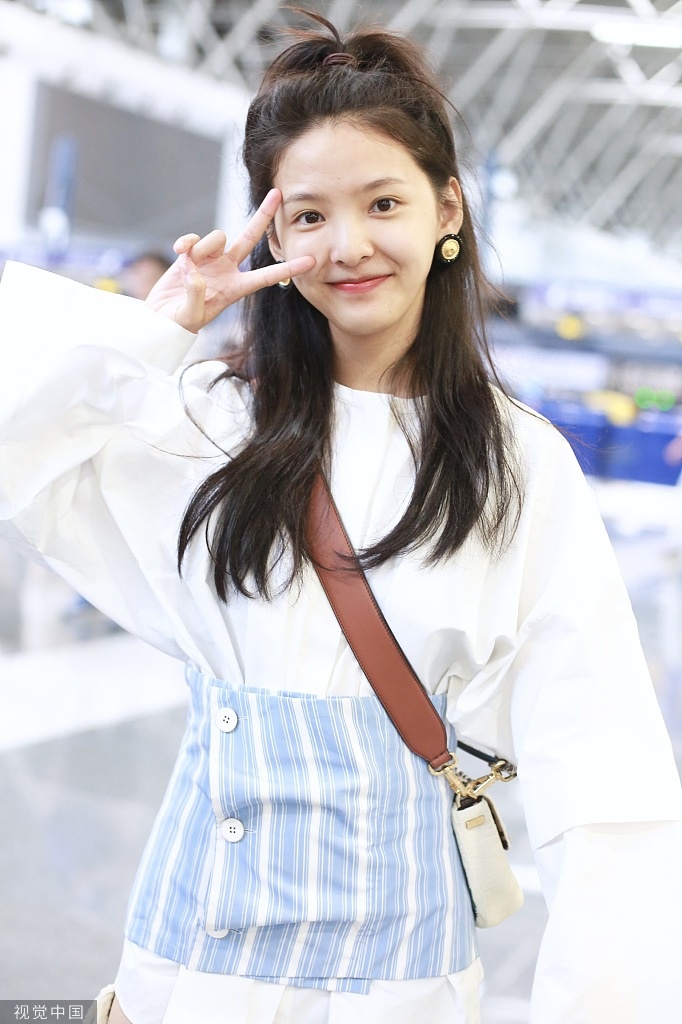 [女神新照]章若楠梳活力半马尾对镜头比心,这造型什么水平? zt