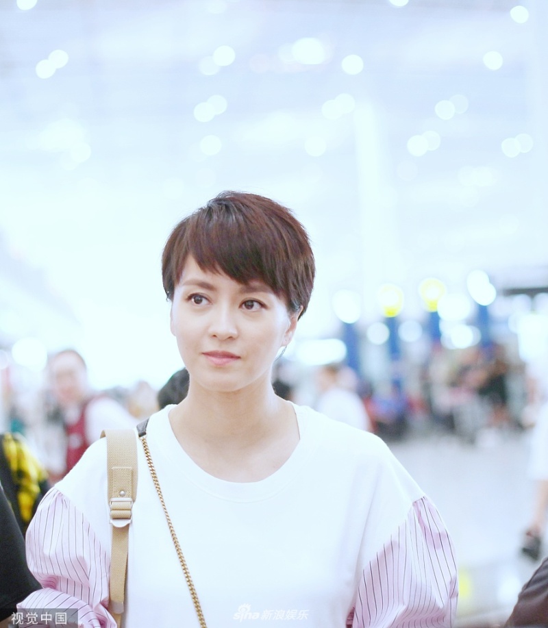 43岁梁咏琪穿白裙温婉迷人,标志短发露甜美微笑气质好. zt