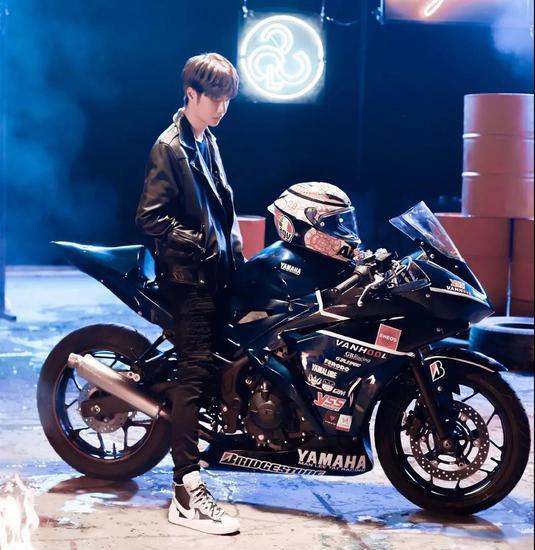 社区 娱乐圈    王一博穿上皮夹克更加容易让人想起机车,毕竟皮夹克的