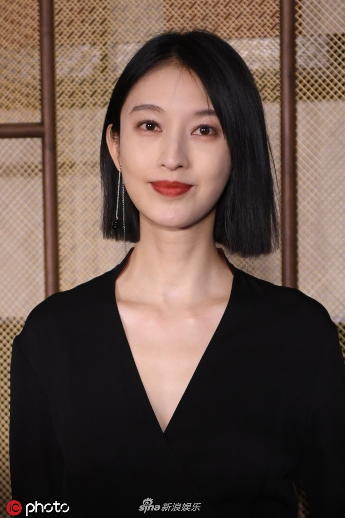 张俪短发红唇亮相品牌活动,这波什么水平 zt