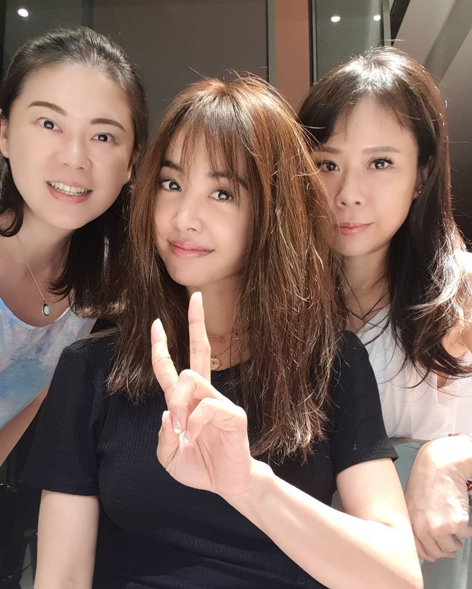 蔡依林回应粉丝催发新歌mv,与好友合照头发微卷蓬松心情好 zt