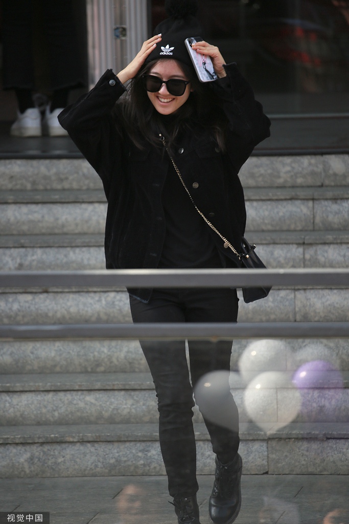 李兰迪和粉丝暖心互动扶帽比心可爱又鬼马zt