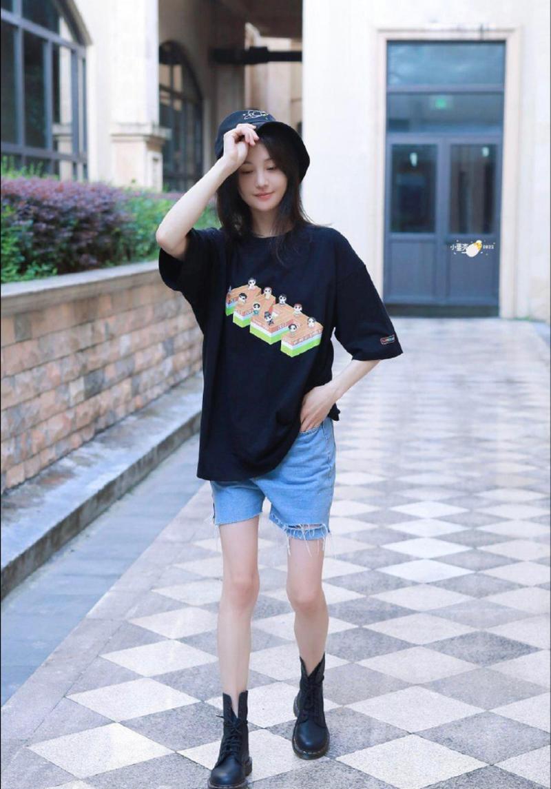 [女神新照]郑爽黑t牛仔短裤搭渔夫帽出镜,笑容灵动俏皮细长腿吸睛 zt