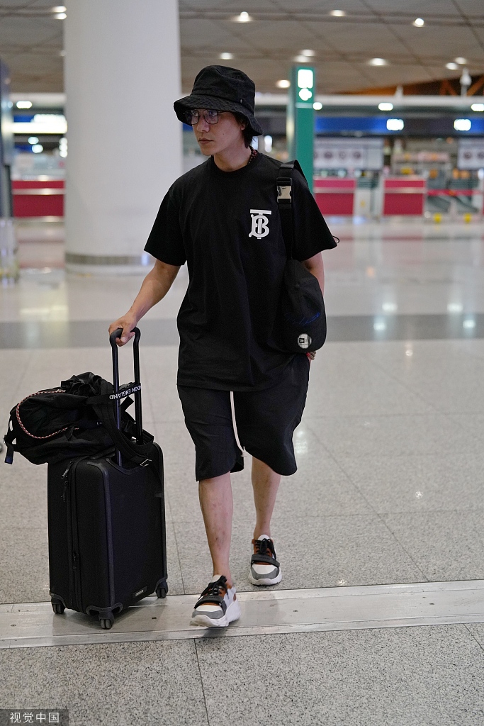 "漫男"陈坤现身机场 ,素颜依旧帅气十足. zt