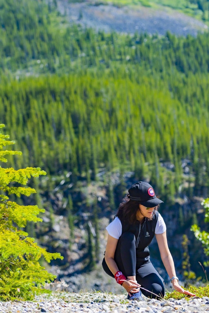 [女神新照]刘嘉玲全黑运动穿搭登山照,这组穿搭什么水平? zt