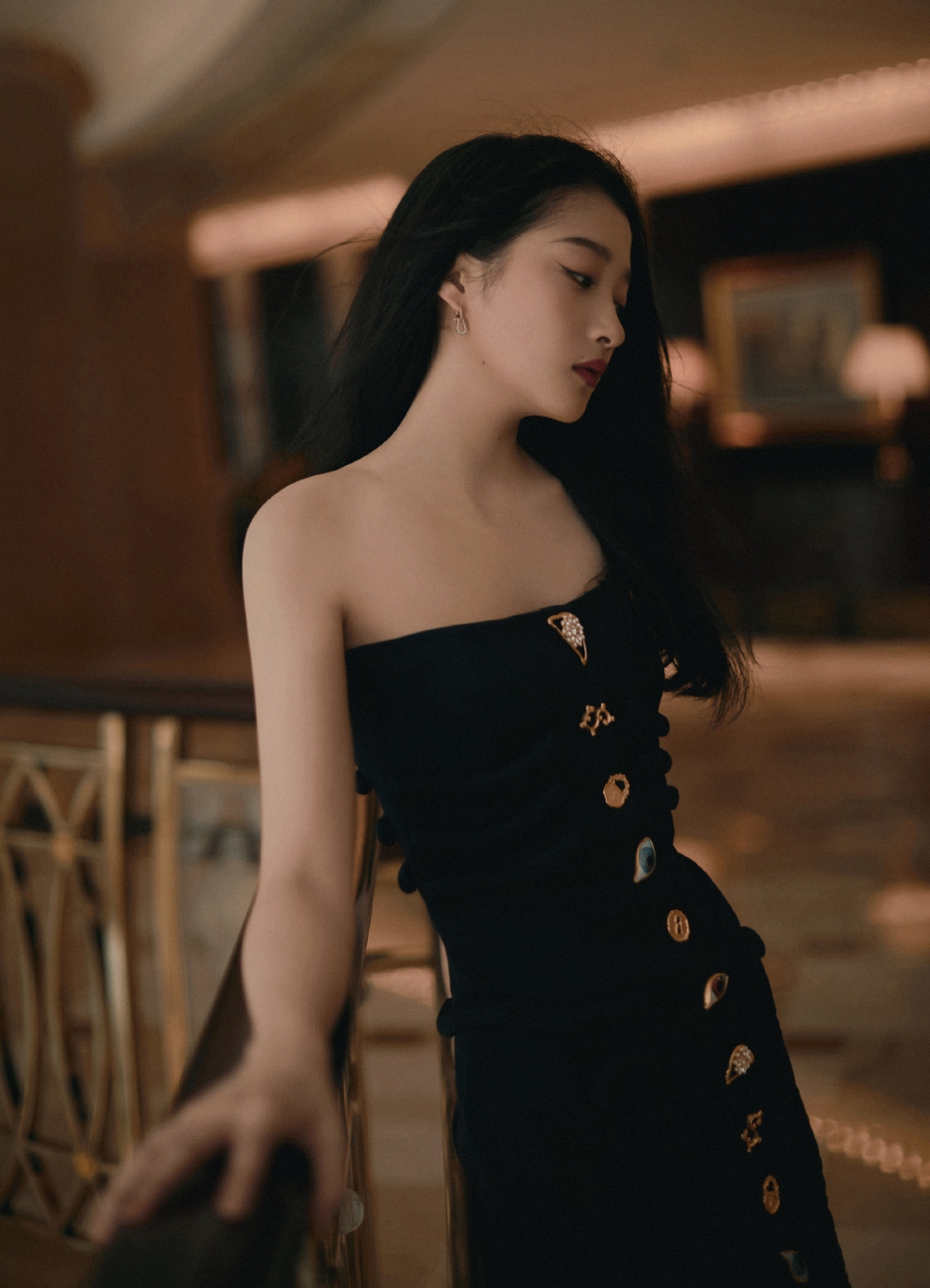 关晓彤黑金抹胸鱼骨裙这波什么水平
