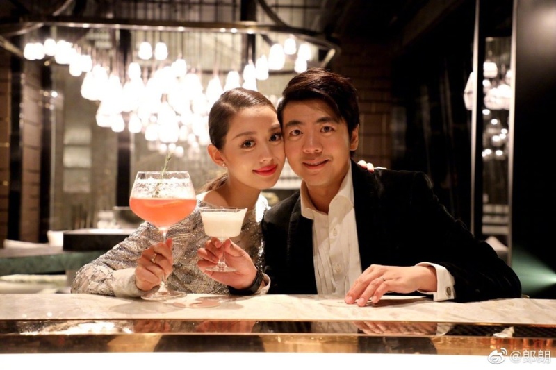 朗朗携手钢琴家妻子为孩子上课,吉娜穿紫裙教钢琴,这波你怎么看? zt