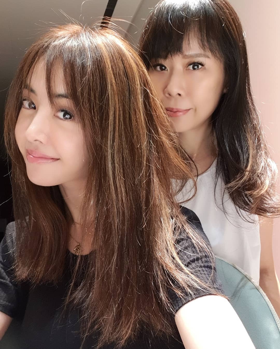 蔡依林回应粉丝催发新歌mv,与好友合照头发微卷蓬松心情好 zt