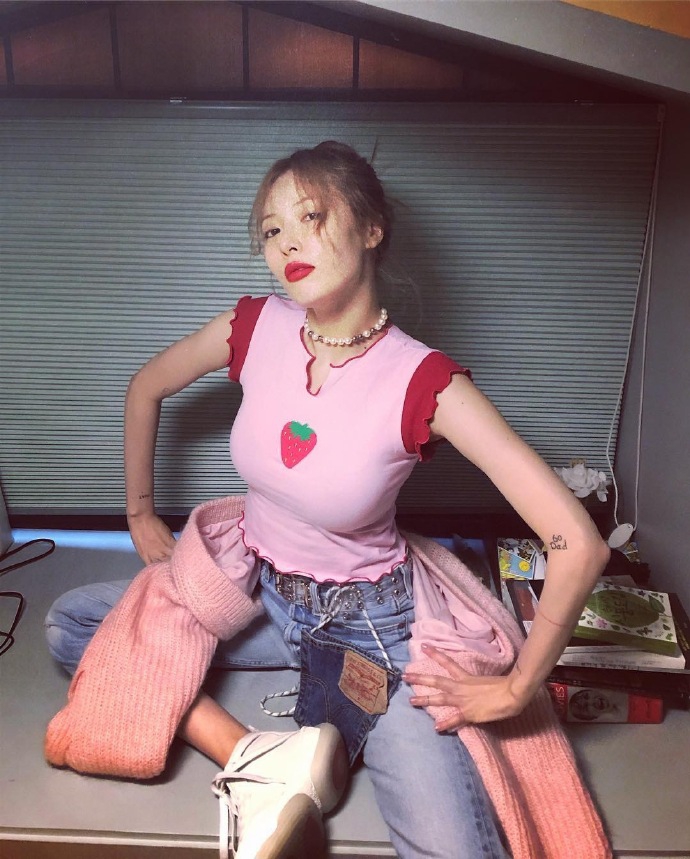 泫雅穿紧身草莓t恤秀身材,细腰长腿变身粉嫩元气少女!