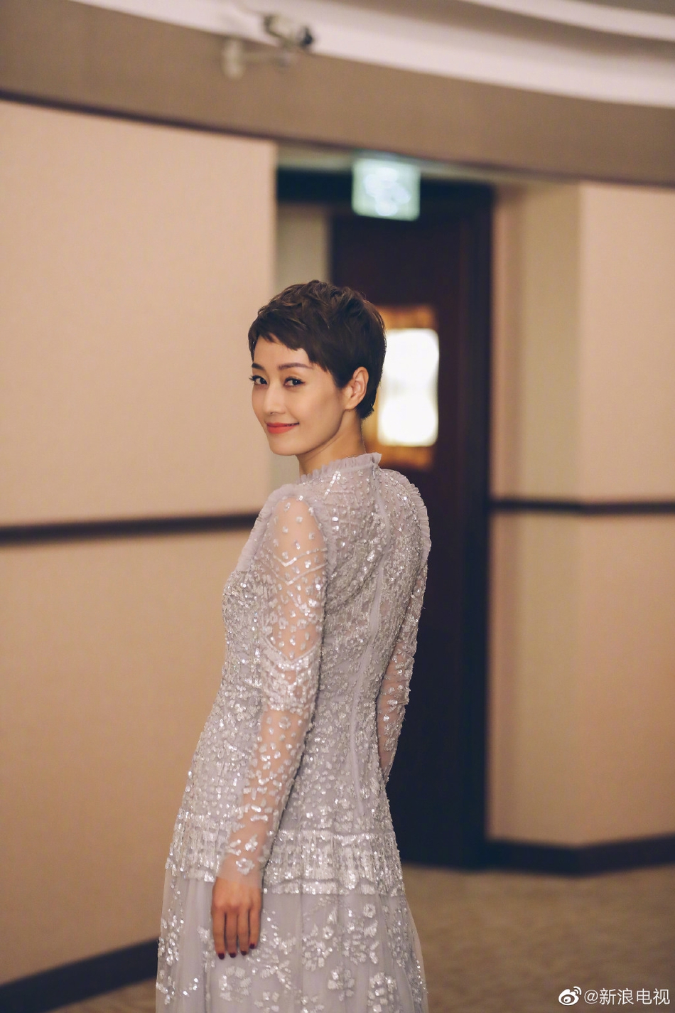 评委马伊琍亮相白玉兰酒会,薄纱亮片裙性感优雅 zt