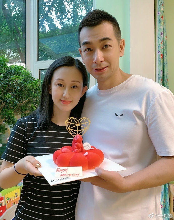 赵文卓妻子晒全家福,大女儿小学毕业亭亭玉立 zt