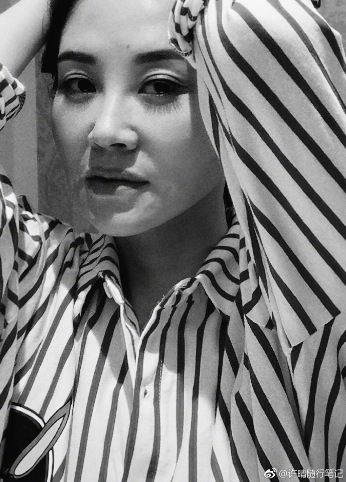 许晴对镜头卸妆毫不拘束,黑白滤镜下笑容依旧灿烂优雅 zt